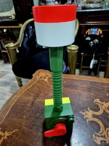 Skulptura napravljena od kontrolnog ventila, kontrol life