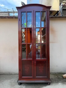 Stilska vitrina KRISTALIJERA sa intarzijom moguć prevoz
