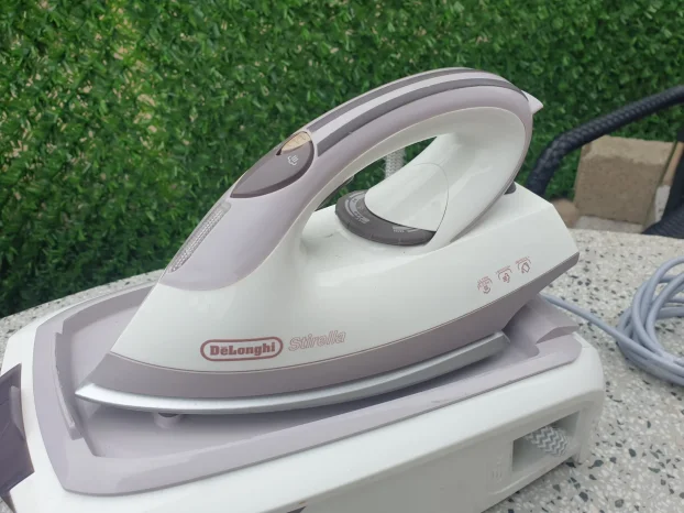 Pegla sa parnom stanicom Delonghi Stirella 2200w - KupujemProdajem