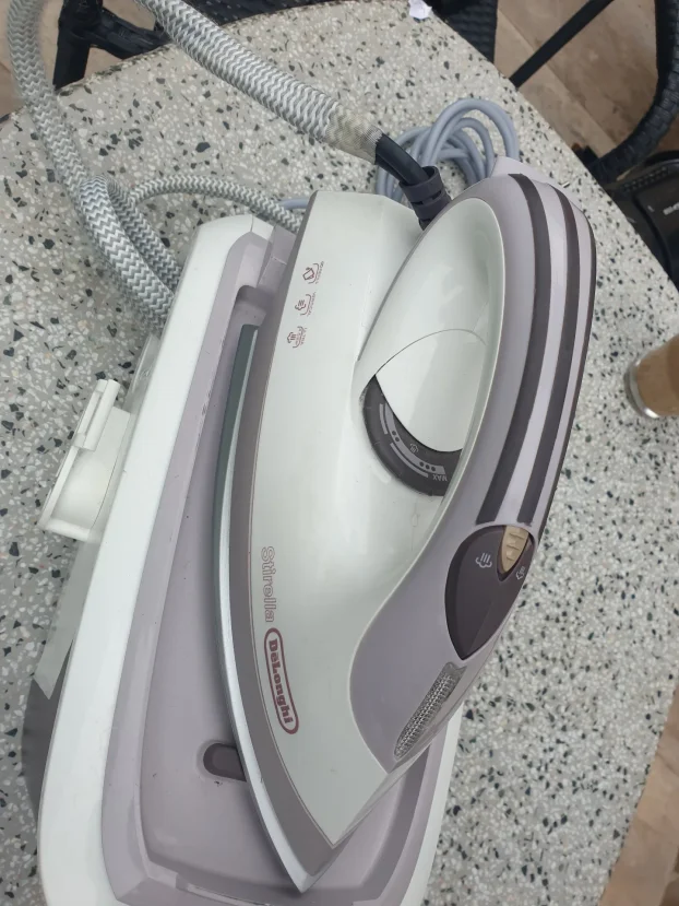 Pegla sa parnom stanicom Delonghi Stirella 2200w - KupujemProdajem Pegla sa parnom stanicom Delonghi Stirella 2200w - KupujemProdajem