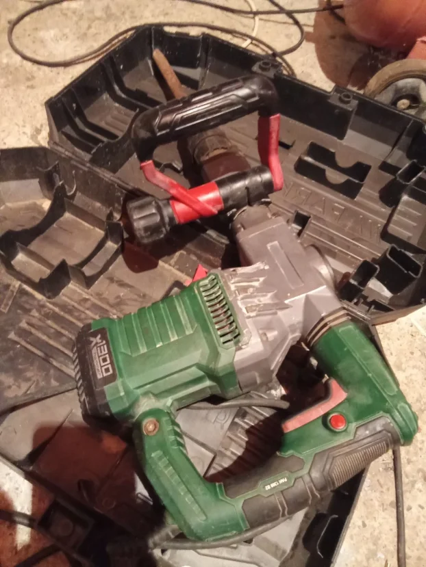 Buselica i hilti hamer