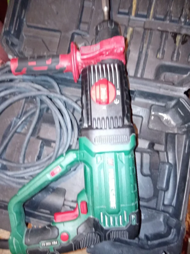 Buselica i hilti hamer