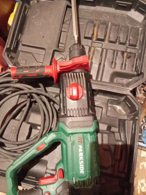 Buselica i hilti hamer