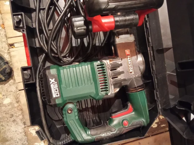 Buselica i hilti hamer