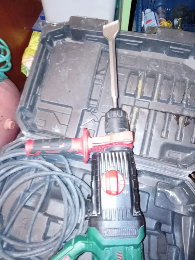 Buselica i hilti hamer