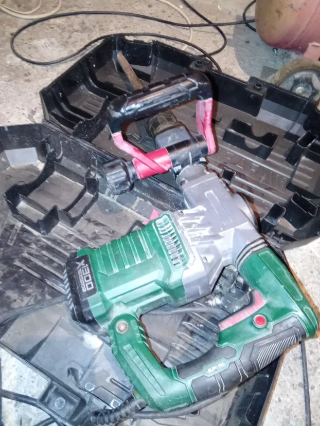 Buselica i hilti hamer