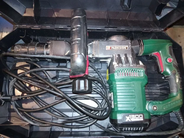 Buselica i hilti hamer