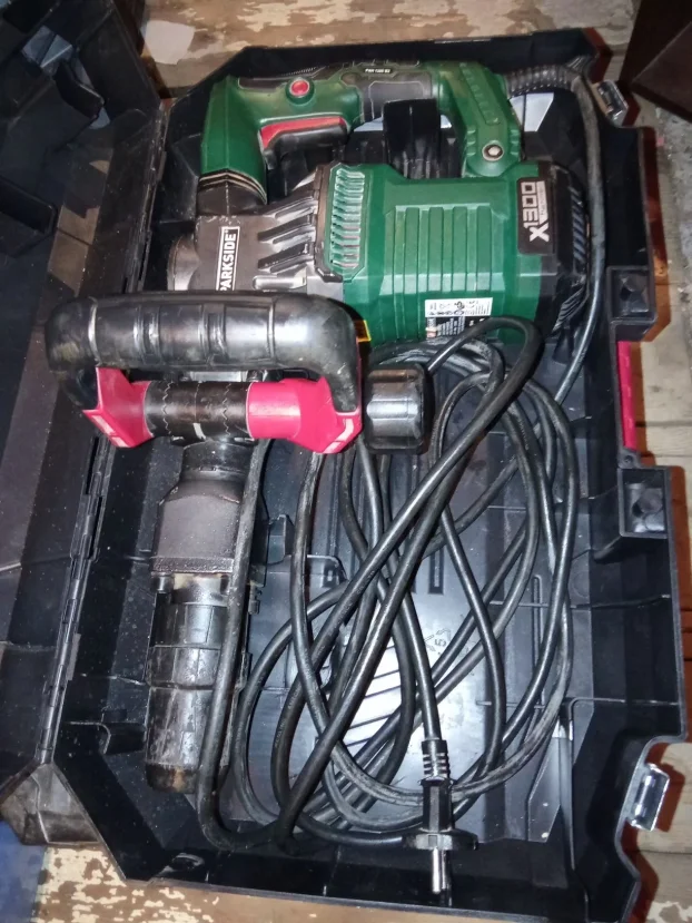 Buselica i hilti hamer