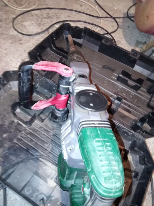 Buselica i hilti hamer