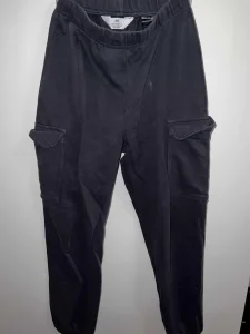 H&M odeće u odličnom stanju, idealno za svakodnevno nošenje.