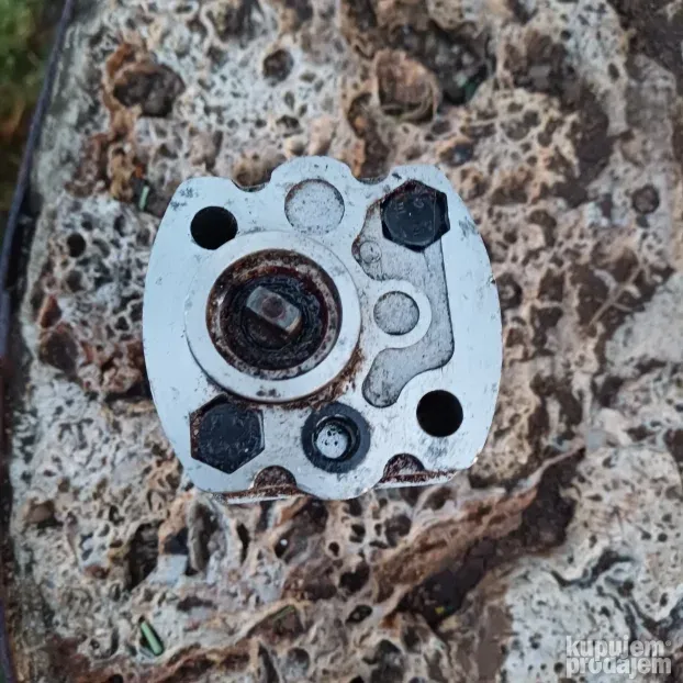 Manja hidraulična pumpa