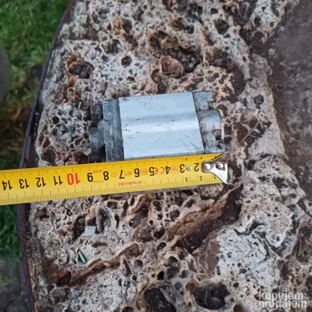 Manja hidraulična pumpa