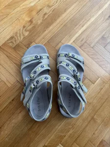 Zenske sandale 38 nove