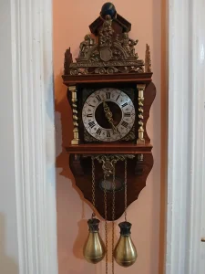 stari zidni sat Holandez