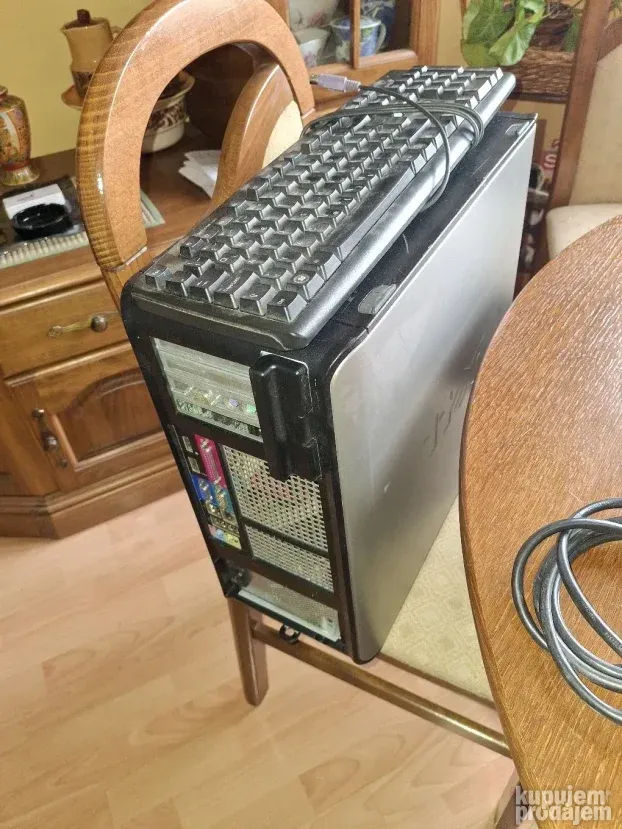 Kompijuter u kompletu sa desktopom misem tastaturom