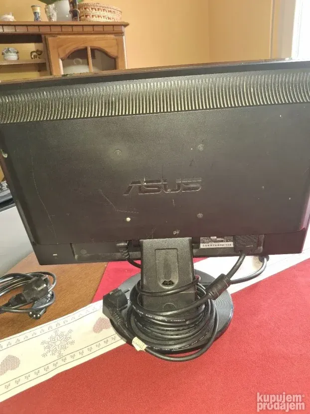 Kompijuter u kompletu sa desktopom misem tastaturom