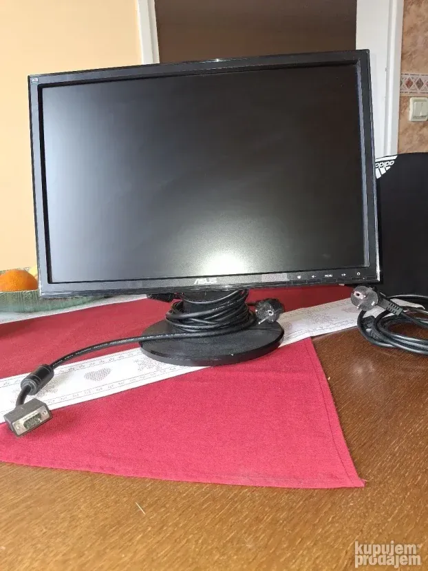 Kompijuter u kompletu sa desktopom misem tastaturom