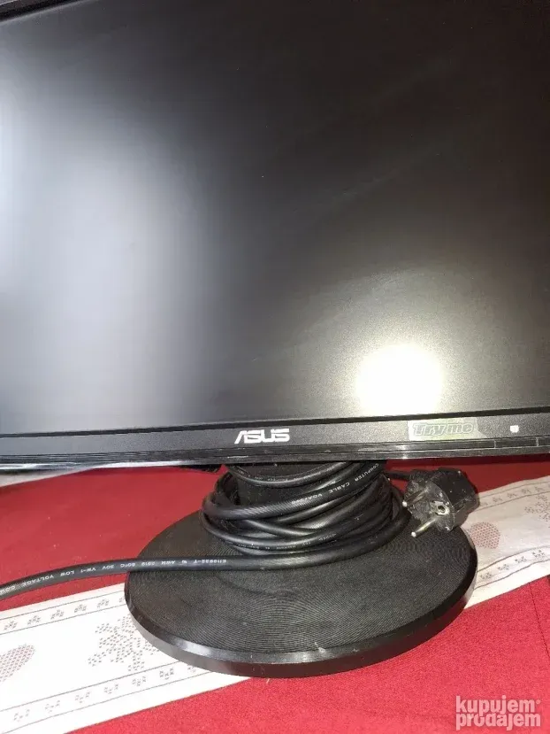 Kompijuter u kompletu sa desktopom misem tastaturom