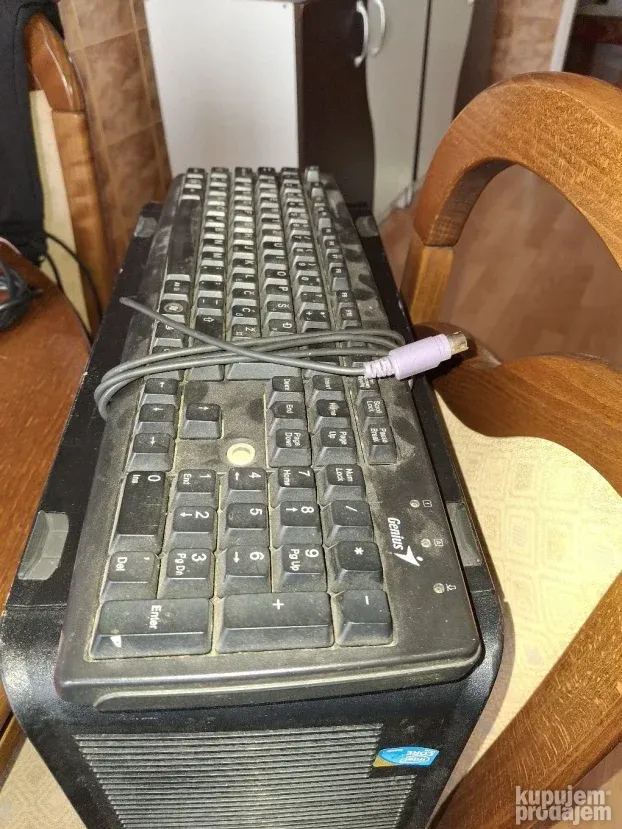 Kompijuter u kompletu sa desktopom misem tastaturom