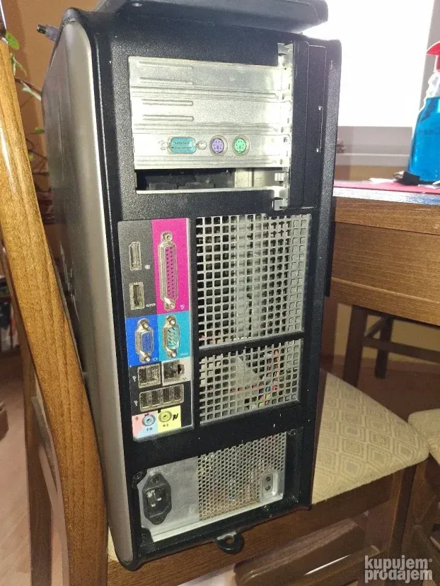 Kompijuter u kompletu sa desktopom misem tastaturom