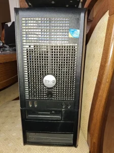 Kompijuter u kompletu sa desktopom misem tastaturom