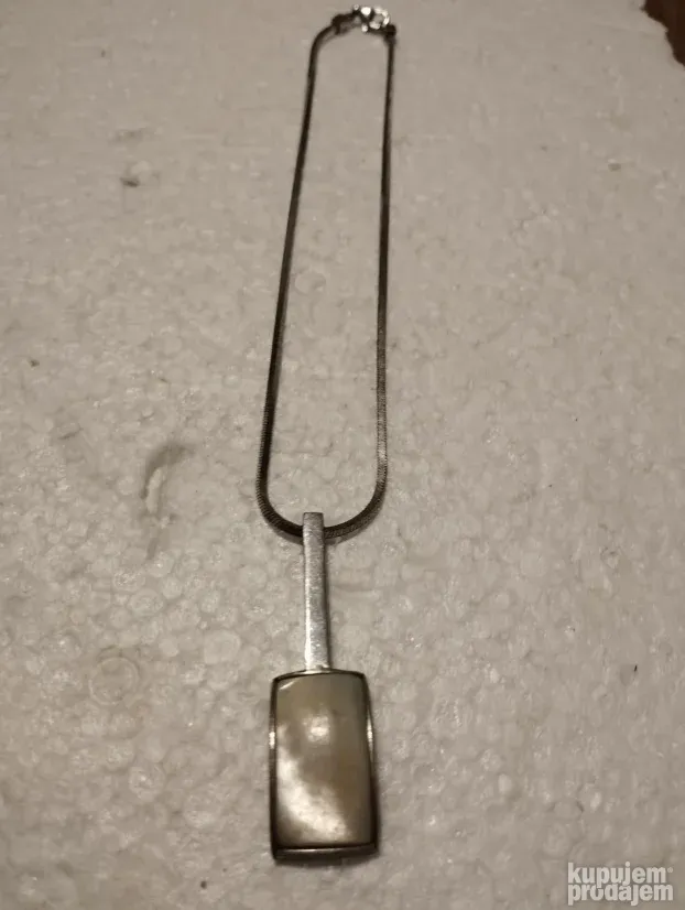 Srebtna zenska ogrlica sa priveskom u sedefu-25.3gram-40cm