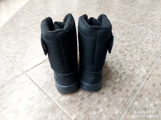 Decathlon nepromocive cizme broj 35