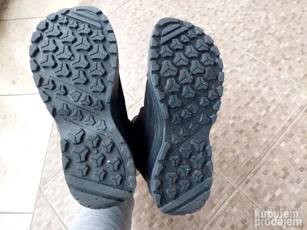 Decathlon nepromocive cizme broj 35