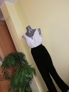 Crne pantalone MONKI i roze bluza sa čipkom vel. 38