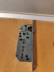 Поклањам браву врата, без кључа само брава