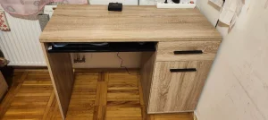 Na prodaju radni sto.