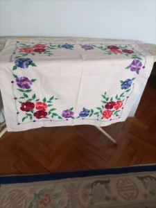 Stolnjak vezeni radjeno ručno