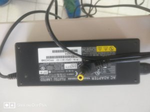 Fujitsu 19V 5,27A Originalni punjač