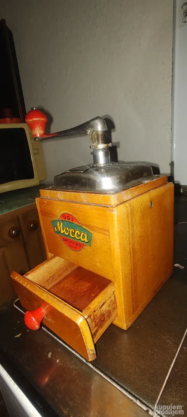 Stari mlin za ručno mlevenje kafe