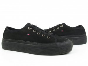 Tommy Hilfiger prelepe  P606