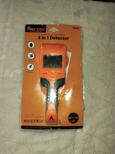 Akcija Detektor 3u1 za zid metal struju