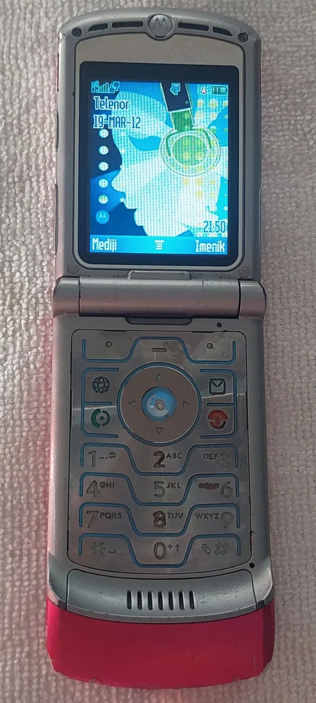 Motorola V3 sim free punjac Srpki meni