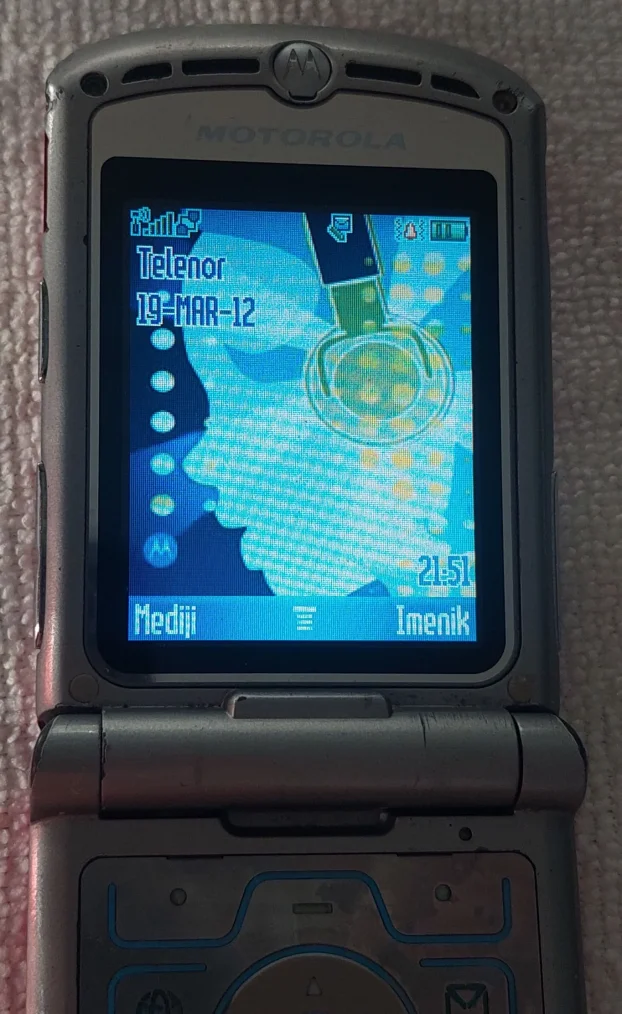 Motorola V3 sim free punjac Srpki meni