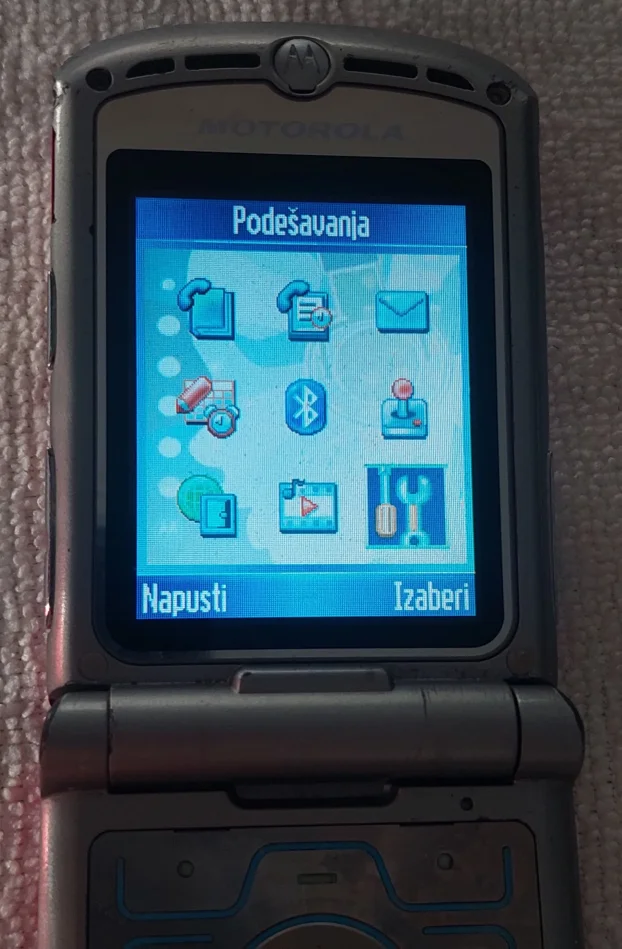 Motorola V3 sim free punjac Srpki meni