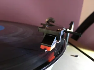 Magnetna igla i zvucnica