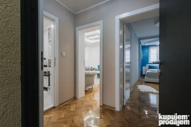 Stan na dan 24h u CENTARU Novog Sada sa Garažom