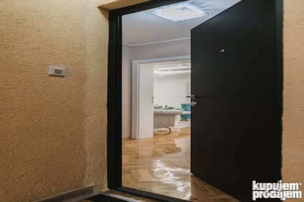 Stan na dan 24h u CENTARU Novog Sada sa Garažom
