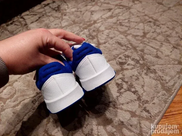 Odlicne adidas patike broj 27 za decaka