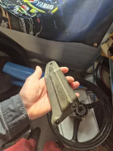 Karbonski nosac auspuha