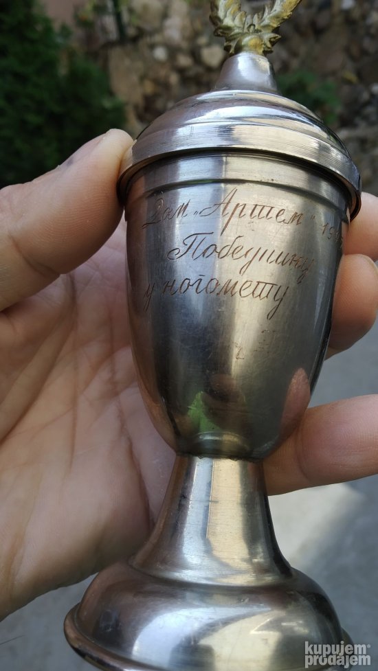 Retro pehar iz 1975 za dan Artema  pobedniku u fudbalu