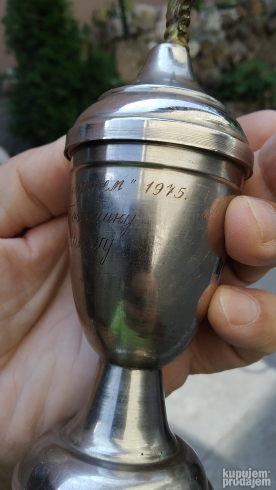 Retro pehar iz 1975 za dan Artema  pobedniku u fudbalu
