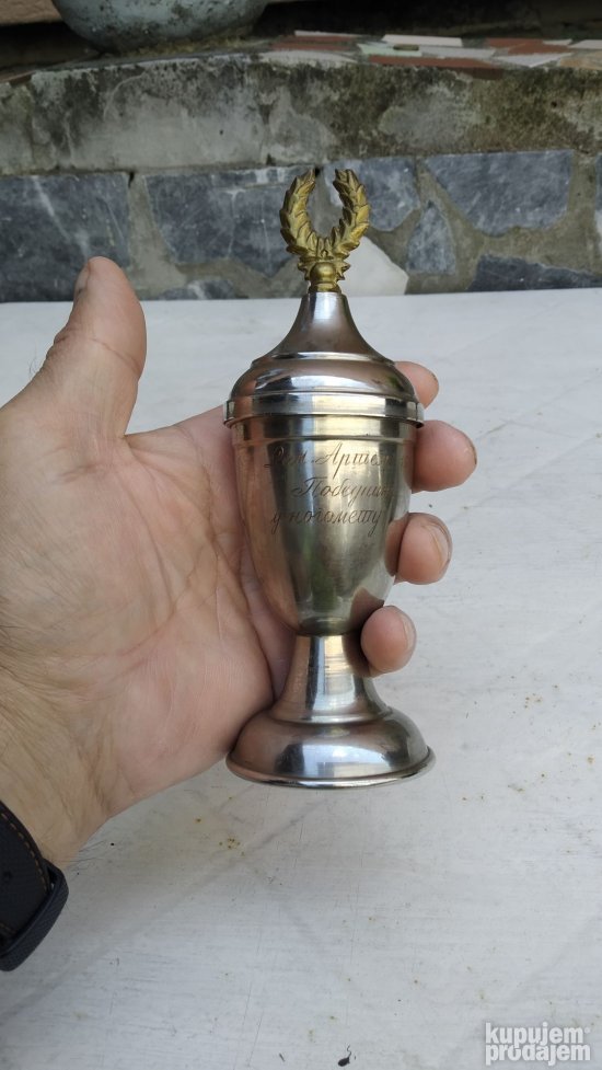 Retro pehar iz 1975 za dan Artema  pobedniku u fudbalu