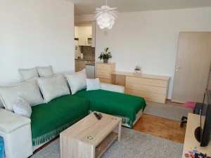 Odličan trosoban stan sa stvarima u centru