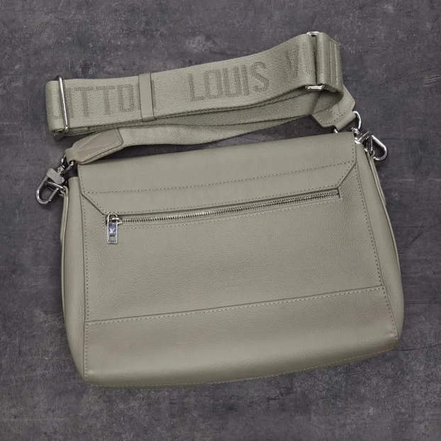 Louis Vuitton Takeoff Messenger (M22505)