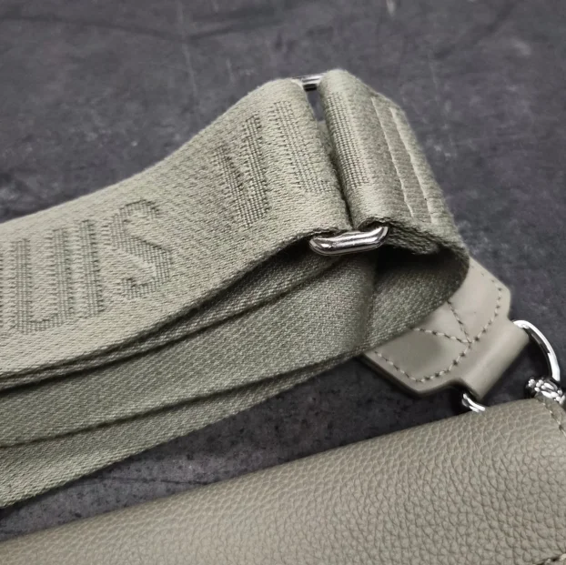Louis Vuitton Takeoff Messenger (M22505)